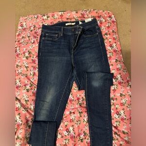 710 W29 L30 SUPER SKINNY LEVI JEANS.